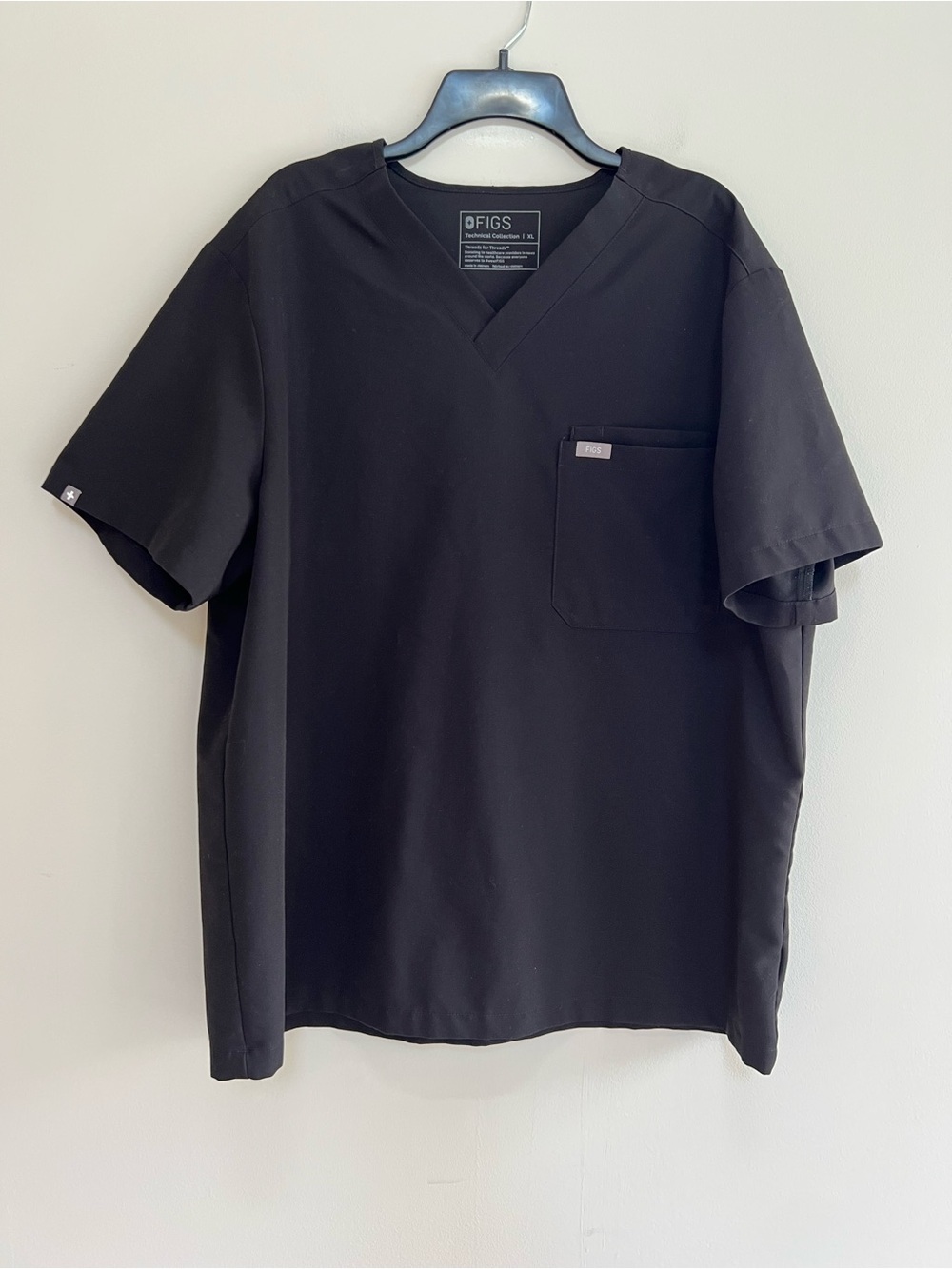 FIGS Men's Leon Three-Pocket Scrub Top in Black (PO#: 6592), size XL